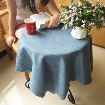 Чайный столик, обеденный стол, скатерть, маленький круглый столик в кафе, однотонный цвет
