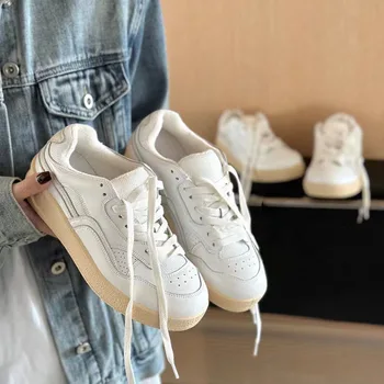 Корейская версия простой женской повседневной обуви на толстой подошве, новинка осени 2024 года, маленькие белые туфли на круглой шнуровке